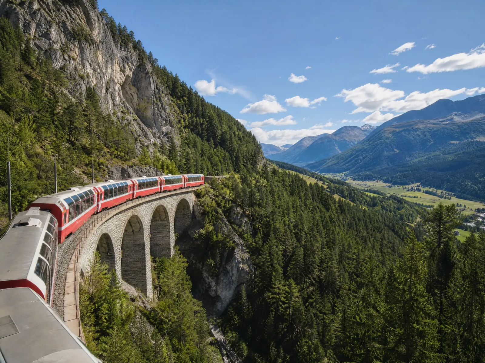 Roter Bernina-Express-Zug in der Bergkulisse