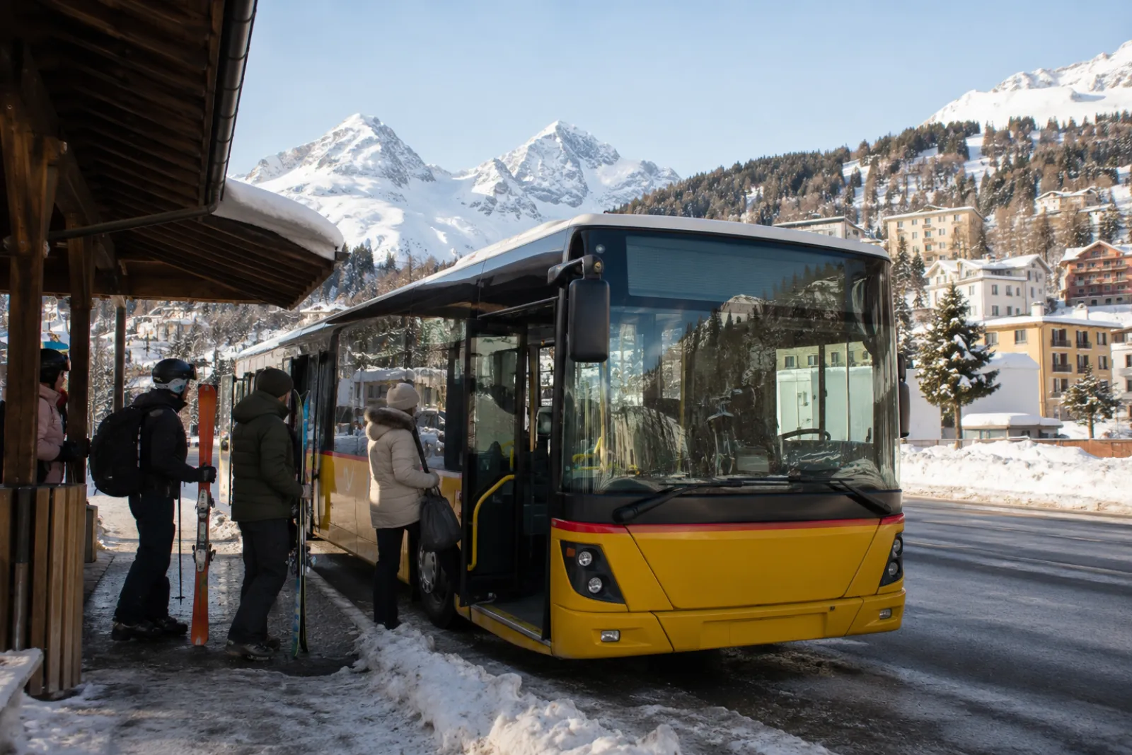 Mobilità · Inverno 2026/27 — Postbus at the station, St. Moritz